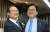 2018년 5월 민주당 원내대표로 선출된 홍영표 의원(왼쪽)에게 직전 원내대표를 지낸 우원식 의원이 축하인사를 건네고 있다. [연합뉴스]