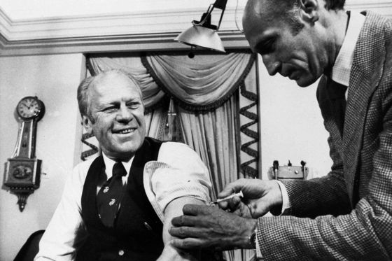 1976년 10월 14일 제럴드 포드 미국 대통령이 돼지 인플루엔자 바이러스 백신 주사를 맞고 있다. 같은 달 1일 대규모 백신 접종을 시작한 가운데 접종자 사망 사례가 발생하자 대통령이 가족과 함께 백신 접종을 하는 모습을 TV로 방영했다. [AP=연합뉴스] 