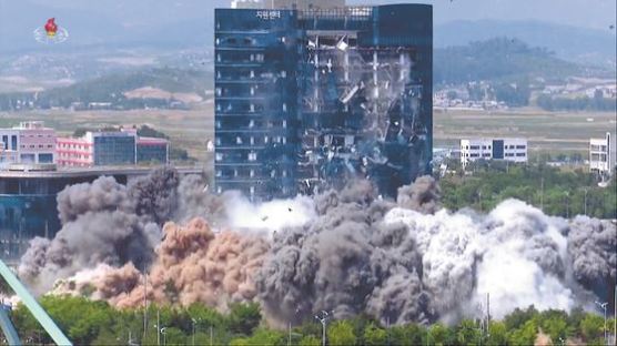 [단독] 김여정 지시에 급했나…폭약 퍼부은 北 '희한한 폭파'