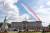 영국 공군 곡예 비행단 '레드 애로'와 프랑스 공군 특수 비행팀 '파트루이유 드 프랑스'가 18일(현지시간) 영국 런던 버킹엄궁 상공을 함께 날고 있다. [신화=연합뉴스]