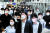 지난달 6일 서울 광화문역에서 코로나19 확산을 막기 위해 마스크를 쓰고 출근하는 시민들. [뉴시스]