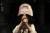 아프가니스탄 가즈니의 한 소년이 용접용 마스크를 들고 일식을 보고 있다. EPA=연합뉴스