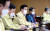 허태정 대전시장이 21일 대전시청에서 열린 신종 코로나바이러스 감염증(코로나19) 대응 기관장 긴급회의에 참석해 회의를 주재하고 있다. 뉴스1