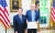 2018년 6월 1일 김영철 북한 노동당 부위원장이 백악관을 방문해 트럼프 대통령에게 김정은 국무위원장의 친서를 전달 하는 모습. [중앙포토]