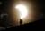 아프리카 케냐 나이로비의 일식. 까마귀 머리 위로 초승달 같은 태양이 떠 있다. REUTERS=연합뉴스