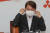 안철수 국민의당 대표가 22일 오전 서울 여의도 국회에서 열린 제23차 최고위원회의에서 마스크를 벗고 있다. [뉴스1]