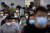 중국 베이징 시민들이 코로나19 방역차원에서 마스크를 쓴 채 거리를 걷고있다. 베이징에서는 지난 11일 다시 확진자가 발생한 지 12일 만에 누적확진자가 250명에 육박했다. [AP=연합뉴스] 