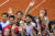 지난 13일 조코비치가 기획한 미니 테니스 투어 대회에서 다른 톱 랭커들과 볼 키즈들이 마스크를 쓰지 않고 바로 옆에 붙어서 기념 사진을 찍고 있다. [로이터=연합뉴스]
