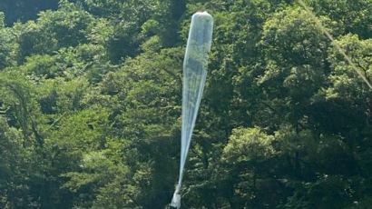 한밤 파주서 날렸다는 탈북단체 대북전단 풍선, 홍천서 발견