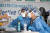 23일 서울시내 한 신종 코로나바이러스 감염증(코로나19) 선별진료소에서 방역복을 착용한 관계자들이 업무를 보고 있다. 뉴스1