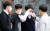 지난달 20일 오전 서울 시내의 한 고등학교 3학년 학생들이 교문 앞에서 발열 체크를 받고 있다. 뉴스1