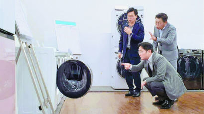 [사진] AI 세탁기 앞에 쪼그려 앉은 이재용