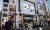 아베 신조 일본 총리의 신종 코로나바이러스 감염증(코로나19) 대응 기자회견 모습이 지난달 14일 도쿄 신주쿠의 한 건물에 설치된 대형 스크린을 통해 생중계되고 있다. 로이터=연합뉴스