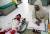 아기 건강 체크하는 인도네시아 의료진. (이 사진은 기사 내용과 무관합니다.) EPA=연합뉴스