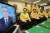 2012년 12월 당시 민주통합당 당직자들이 대선후보 2차 TV 토론을 지켜보고 있다. 앞줄 왼쪽부터 정세균·이인영·우원식· 강기정 의원, 뒷줄 왼쪽부터 박광온 선대위 대변인, 윤관석·윤호중 의원.