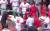 염경엽 SK와이번스 감독이 25일 인천 SK행복드림구장에서 열린 프로야구 두산베어스와 홈경기 2회초에 더그아웃에서 쓰러져 이송되고 있다. 연합뉴스