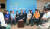 2017년 5월 12일 오전 문재인대통령이 인천공항공사 4층 CIP 라운지에서 열린 '찾아가는 대통령, 공공부문 비정규직 제로시대를 열겠습니다!' 행사에 참석해 참석자들과 대화하고 있다.청와대사진기자단