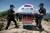 지난 22일 강원도 인제군 상봉 정상에서 국방부 유해발굴감식단원들과 22사단 장병들이 국군 전사자 유해에 경례를 하고 있다. 뉴스1