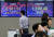 지난 24일 오후 서울 중구 하나은행 딜링룸에서 딜러들이 대화하고 있다. 연합뉴스