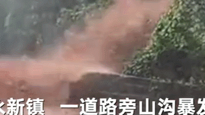 '나이아가라 폭포'가 된 다리···중국 강타한 '특대형 폭우'