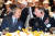 해리 해리스(왼쪽) 주한 미국대사와 로버트 에이브럼스 한미연합사령관이 지난해 6월 청와대 영빈관에서 열린 국군 및 유엔군 참전유공자 초청 오찬에 참석해 대화를 나누고 있다. [청와대사진기자단]