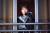 영화 '#살아있다'에서 준우의 아파트 건너편에 홀로 생존한 유빈을 연기한 박신혜. [사진 롯데엔터테인먼트]