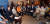 문재인 대통령이 2017년 5월 인천국제공항을 방문해 비정규직 노동자들과 대화하고 있다. 청와대사진기자단