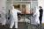 멕시코 한 병원 의료진들이 코로나19 환자를 이송하는 모습. (이 사진은 기사 내용과 관련 없습니다.) EPA=연합뉴스