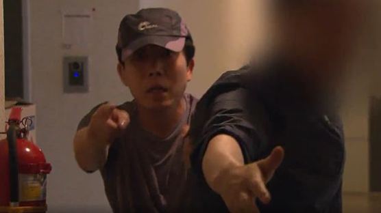 '대북전단 살포' 박상학, 취재진 폭행···경찰에 가스총 분사