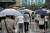 지난 24일 본격적인 장마철에 접어든 서울에 비가 내리면서 시민들이 우산을 쓰고 걸어가고 있다. 이번 주말도 서울과 경기 등 중부지방은 토요일에 비가 내리지만, 일요일은 대체로 맑을 것으로 보인다. 뉴스1