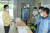 허태정 대전시장이 25일 대전 유성구에 위치한 임시생활시설(특허청 국제지식재산연수원 생활관)을 방문해 운영상황을 점검한 뒤 직원을 격려하고 있다. 뉴스1