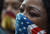 흑인 조지 플로이드의 사망을 추모하고 인종차별에 반대하는 시위에 참석한 참가자가 미국 국기인 성조기 모양의 마스크를 하고 있다. [AFP=연합뉴스]