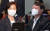 추미애 법무부 장관(왼쪽)과 윤석열 검찰총장이 22일 청와대 여민관에서 열린 제6차 공정사회 반부패정책협의회에 참석해 앉아 있다. [청와대사진기자단]