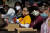 25일(현지시간) 애리조나주에서 자원봉사자들이 코로나19로 인해 어려움을 겪는 자가격리자들을 위해 생필품 박스를 만들고 있다. [AP=연합뉴스]