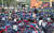 지난 10일 오후 서울 여의도공원 인근에서 열린 중대재해기업처벌법 우선 입법 촉구 민주노총 결의대회에서 참석자들이 거리를 가까이 둔 채 앉아 있다. 연합뉴스