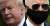 지난달 25일 마스크를 쓰지 않은 채 백악관 경내를 걸은 도널드 트럼프 미국 대통령(왼쪽)과 같은 날 마스크를 쓰고 메모리얼 데이 헌화에 나선 조 바이든 전 부통령. [AFP=연합뉴스]