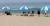 27일 오후 파라솔이 일정한 거리를 두고 설치된 강릉 경포해변에서 피서객이 휴일을 보내고 있다. 연합뉴스