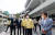 지난 26일 허태정 대전시장(오른쪽 두번째)이 대전시 유성구 용산동 현대아울렛 대전점의 시설을 점검하고 있다. 연합뉴스