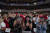 도널드 트럼프 대통령을 지지하는 학생들이 지난 23일(현지시간) 미국 애리조나주 피닉스의 한 대형교회에서 열린 트럼프 대통령 유세 연설에 참여하고 있다. [AP=연합뉴스]