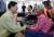 지난 22일 충남 당진시 대난지도를 방문한 양승조 충남지사가 주민들과 대화를 마친 뒤 할머니의 손을 잡고 있다. [사진 충남도]