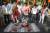 인도에선 연일 반중 시위가 벌어지고 있다. 지난 18일 시위에선 시진핑 중국 국가주석의 사진을 얼굴에 쓴 한 인도인이 목줄을 한 채 무릎을 꿇고 있는 모습이 등장했다. [EPA=연합뉴스］
