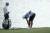 PGA 투어 트래블러스 챔피언십 최종 라운드 15번 홀에서 더스틴 존슨이 페널티 구역 경사면에 박힌 공을 처리하기 위해 맨발 투혼을 펼쳤다. [AP=연합뉴스]