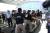 인천공항 사장의 회견장 입장을 막으며 항의하는 직원들. 뉴시스