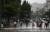 30일 오전 광화문네거리 횡단보도에서 우산을 쓴 출근길 시민들이 거리를 두고 서서 신호를 기다리고 있다. 연합뉴스