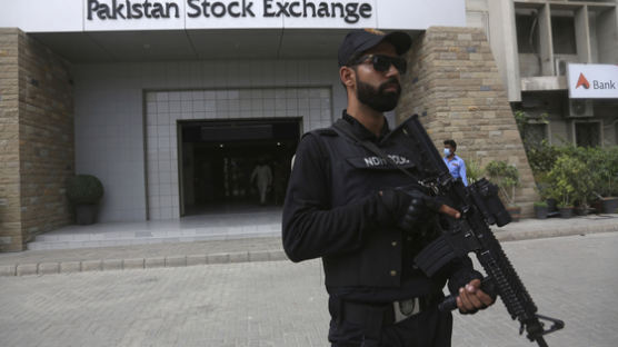 파키스탄 반군, 소총 난사하며 증권거래소 습격...3명 사망