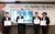 SK하이닉스가 30일 화상으로 개최한 '4기 기술혁신기업' 협약식에서 이준호(사진 왼쪽부터) ㈜엘케이엔지니어링 대표, 이석희 SK하이닉스 CEO, 한태수 ㈜에버텍엔터프라이즈 대표, 김지석 ㈜쎄믹스 대표가 기념 촬영을 하고 있다. [사진 SK하이닉스]
