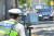 지난 1일 경북 포항북부경찰서 소속 교통경찰관이 시내 스쿨 존(어린이보호구역)에서 이동식 단속카메라로 규정 속도위반 차량을 단속하고 있다. 뉴스1