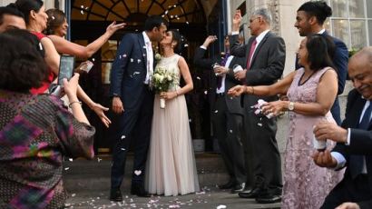 영국, 신랑·신부 결혼식 입맞춤 금지…'코로나19' 新풍속도