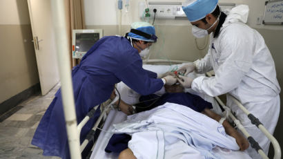 이란, 의료진만 1만명 코로나 감염···의료체계 붕괴 '통제불능'