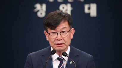 김상조 "참모들 집 팔란 건 수도권만"···과거 靑발언과 달랐다